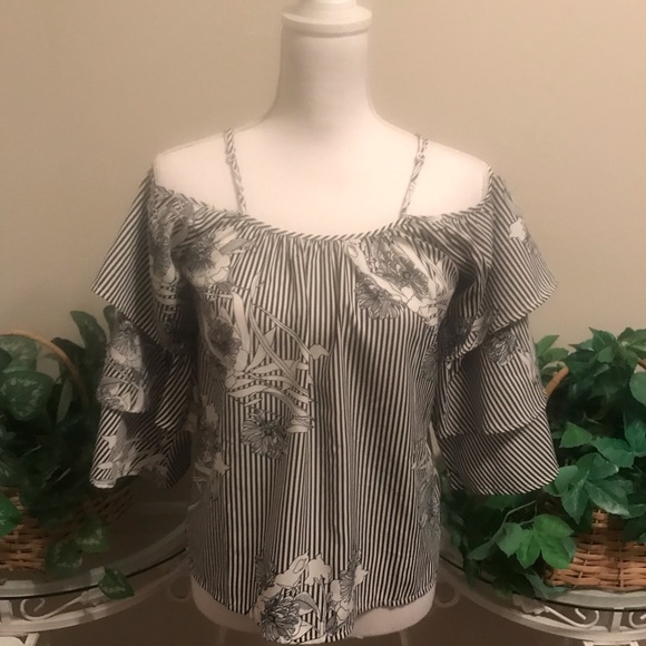 Style Envy Cold Shoulder Bell Sleeve Blouse - Picture 2 of 6